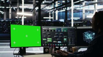 dati centro tecnico utilizzando nodo albero Software su verde schermo pc per analizzare set di dati. server camera lavoratore utilizzando visivo programmazione utensili su croma chiave computer per Ottimizzare Ingranaggio prestazione, telecamera B video