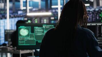 vertikal server nav administration svarar till Cyber attack försöker till tillgång konfidentiell data medan säkring hårdvara system. data Centrum arbetstagare stridande skadliga program intrång under säkerhet incident, kamera b video