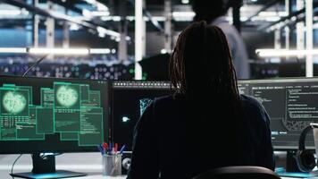 vertical en pánico ingeniero en ai servidor instalaciones reacciona a hackear incidente involucrando robo de sensible datos. datos centrar empleado alarmado por computadora virus desencadenado por seguridad sistemas, cámara si video