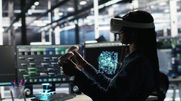 vertikal data Centrum ingenjör använder sig av virtuell verklighet teknologi och nod träd programvara till analysera datauppsättningar. server rum arbetstagare använder sig av visuell programmering verktyg och vr redskap till förbättra redskap prestanda video