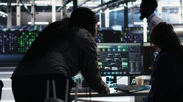 datos centrar trabajo en equipo colegas utilizar nodo árbol programa a identificar equipo actuación asuntos. servidor cubo Ingenieria equipo compañeros de trabajo revisión datos análisis grafico a minimizar fracasos, cámara si video