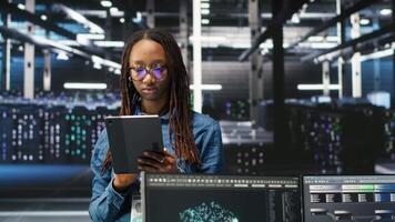 vertical retrato de optimista servidor cubo software desarrollador utilizando nodo árbol software a optimizar sistema salud. radiante datos centrar personal miembro analizando aparejos cuestiones utilizando ai visualización, cámara si video