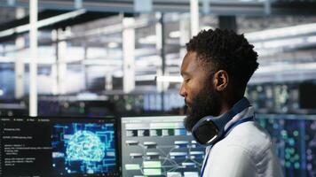 dados Centro sistema administrador usando ai neural rede modelos para configurar hardware. empregado trabalho em máquina Aprendendo programação língua dentro servidor sala, otimizando sistema funcionalidade, Câmera b video