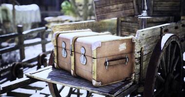 Hyperrealistic CGI of a wooden box video