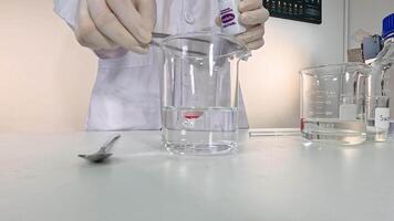 Demonstration of color change using chemical reaction video