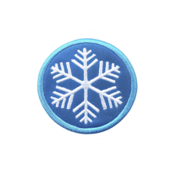 il giro ricamato toppa Caratteristiche bianca fiocco di neve design su blu sfondo, simboleggiante inverno o freddo tempo atmosferico. toppa è delimitato con accendino blu bordo, aggiungendo contrasto png