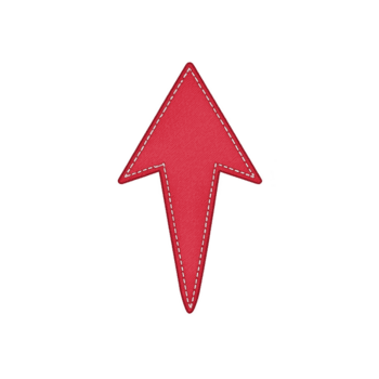 rosso freccia con cucito confine punti verso l'alto, simboleggiante direzione e progresso. grassetto colore e design rendere esso In piedi su contro pianura sfondo png