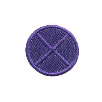 runda lila broderad lappa funktioner korsa design, symboliserar förbud eller annullering. lappa har texturerad tyg yta med sys gräns, skapande djärv och slående utseende png