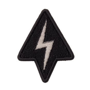 svart triangel- lappa med vit blixt- bult design i Centrum, symboliserar energi och kraft. lappa har texturerad, broderad utseende, tillsats taktil element png