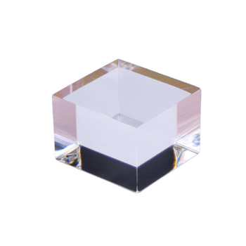 clair, transparent acrylique cube avec réfléchissant surfaces et tranchant bords, création moderne et minimaliste esthétique. cube conception permet lumière à réfracter, produisant subtil arc en ciel effets png