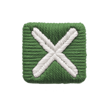 vert carré pièce avec blanc brodé X conception, symbolisant Facile et audacieux modèle. texture de broderie ajoute profondeur et l'intérêt à en tissu pièce png