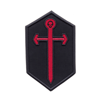 negro parche con rojo bordado diseño presentando estilizado espada con flecha consejos y cráneo a arriba, creando negrita y sorprendentes apariencia png