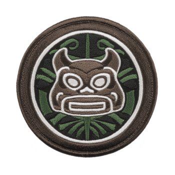 rond brodé pièce Caractéristiques stylisé masque conception avec cornes, ensemble contre Contexte de vert tribal motifs. pièce a marron frontière, ajouter rustique toucher png