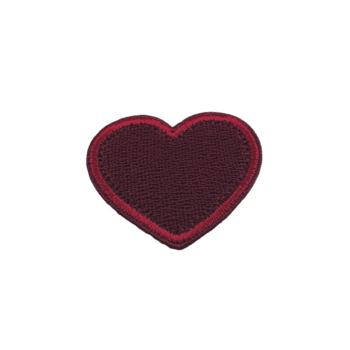 rosso cuore sagomato ricamato toppa con strutturato superficie e nero confine, simboleggiante amore e affetto. toppa è isolato trasparenza sfondo, evidenziazione suo vivace colore e intricato png