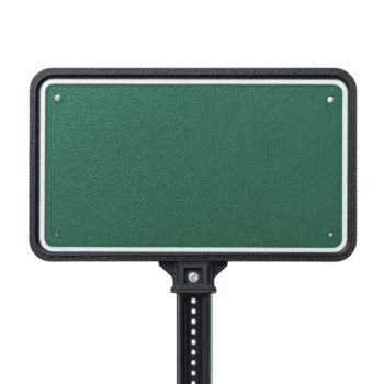 tom grön rektangulär tecken med texturerad yta är monterad på svart Pol, redo för anpassning. tecken är kantad med vit översikt, tillhandahålla klar Plats för text eller symboler png