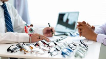 The ophthalmologist lets the patient choose the eyeglass frames that fit their face and sends them to the lens cutting department to cut the lenses and put them in the eyeglass frames the customer photo