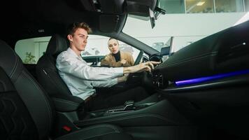Consultation with the seller when buying a new car. The concept of a confidential dialogue between the buyer and the consultant, the process of making a decision to buy a car photo