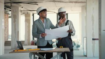 architecte et contremaître discuter plan dans inachevé bâtiment video