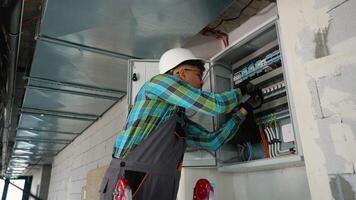 Electrician installing automatic switches in distribution box video