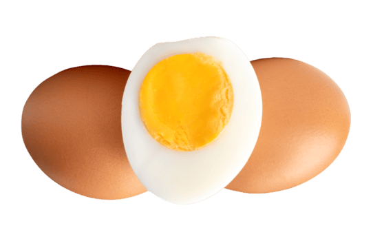 rauw kip eieren en gekookt of gekookt kip ei met ei dooier in voor de helft in horizon stack geïsoleerd met knipsel pad in het dossier formaat png