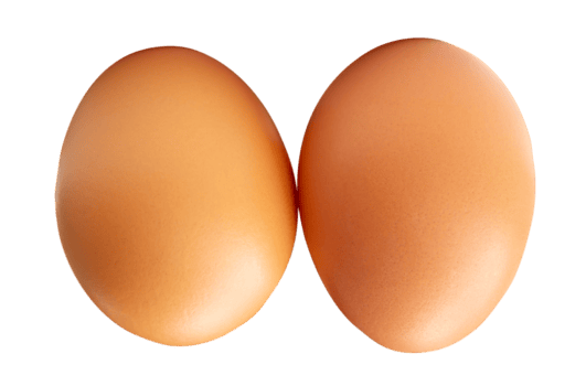 bruin kip eieren in verticaal stack geïsoleerd met knipsel pad in het dossier formaat png