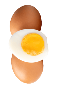 rauw kip eieren en gekookt of gekookt kip ei met ei dooier in voor de helft in verticaal stack geïsoleerd met knipsel pad in het dossier formaat png