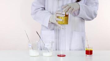 Creating a lava lamp with liquids and reactions video