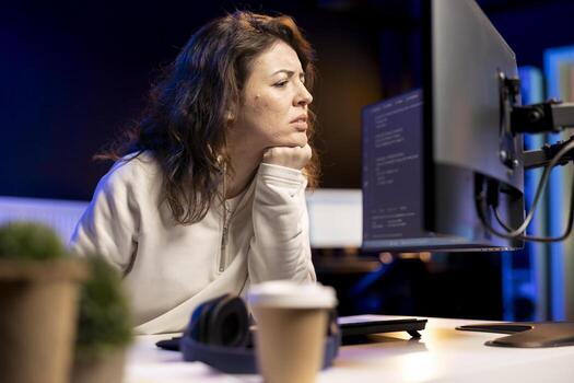 pensativo software desarrollador pensando cómo a diseño y desarrollar aplicaciones contemplativo eso personal miembro lluvia de ideas formas de implementar y mantener empresa sistemas foto