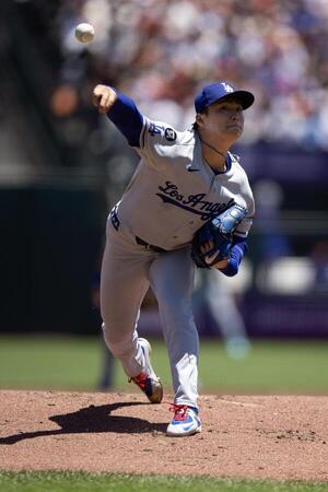 Los Angeles Dodgers starting pitcher Yoshinobu Yamamoto (18) delivers a pitch against the San Francisco Giants during the first inning at Oracle Park. editorial_image