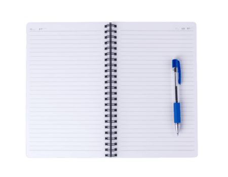 öppen spiral anteckningsbok med fodrad sidor och blå penna vilar rätt sida isolerat genomskinlighet bakgrund redo för skrivning eller notera tar enkel och rena brevpapper uppstart organiserad arbetsyta tom png