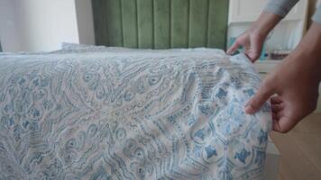 Making the bed with a stylish quilt and decorative touches video