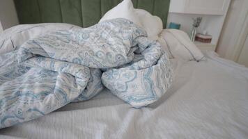 Tips for making a cozy and inviting bed for relaxation video
