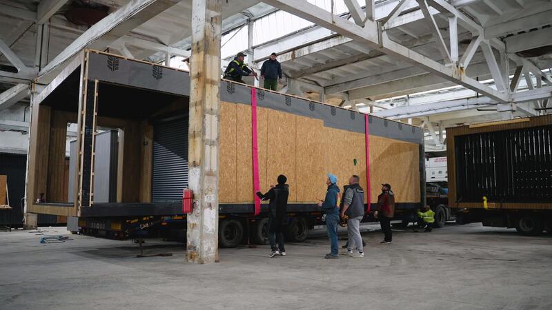 trabajadores Moviente prefabricado - Workers Moving Prefabricated Modular House In Factory Ternopil Ukraine 1 February 2025 Free Video