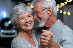 Couple enjoying a joyful dance together in a cozy environment du photo