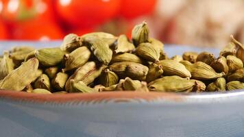 Preparing cardamom for cooking and baking uses video