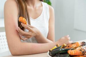 food allergies women have reactions itching and redness after eating shrimp, seafood allergy, itching, rash, abdominal pain, diarrhea, chest tightness, unconsciousness, death, severe avoid allergies photo