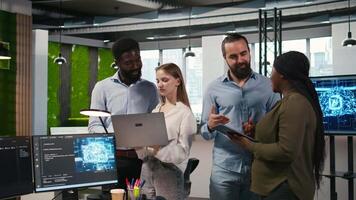 squadra di programmatori nel ufficio automatizzare ripetitivo compiti utilizzando ai script su dispositivi. lavoro di gruppo esso esperti brainstorming, utilizzando artificiale intelligenza per velocità su caratteristica implementazione, telecamera un' video