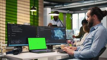 Admin nel ufficio utilizzando isolato schermo computer portatile, automatizzare ripetitivo compiti con ai script. esso esperto utilizzando artificiale intelligenza su croma chiave dispositivo per velocità su caratteristica implementazione, telecamera un' video