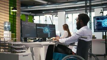 isto profissional dentro cadeira de rodas dentro inclusivo escritório em desenvolvimento Programas formulários usando ai automação. computador cientista com paraplegia depuração formulários com artificial inteligência, Câmera uma video