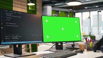 isolado tela pc em escritório escrivaninha mostrando Programas desenvolvimento programação línguas escrito de programadores. croma chave computador dentro companhia local de trabalho usava para código teste e qualidade garantia video