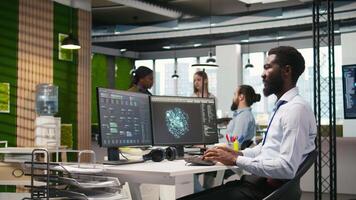 programador otimizando desempenho usando ai llm chatbot recomendações. africano americano trabalhador usa artificial inteligência assistente para converter manual fluxos de trabalho para dentro automatizado roteiros, Câmera uma video