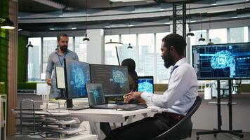 programmatore nel ufficio fa affidamento su ai macchina apprendimento per automatizzare ripetitivo compiti, guardare a dispositivi. esso esperto usi neurale reti artificiale intelligenza per velocità su caratteristica implementazione, telecamera un' video