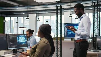 gioioso tecnico nel ufficio automatizzare ripetitivo compiti utilizzando ai script. ottimista uomo nel posto di lavoro utilizzando artificiale intelligenza per velocità su caratteristica implementazione, telecamera un' video