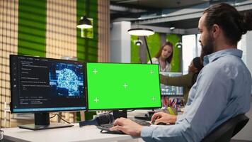 tecnico nel ufficio utilizzando verde schermo pc, automatizzare ripetitivo compiti con ai script. esso esperto utilizzando artificiale intelligenza Tech su modello computer per velocità su caratteristica implementazione, telecamera un' video