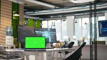 verde pantalla ordenador portátil y ai algoritmos corriendo en computadora monitores en vacío puesta en marcha espacio de trabajo despliegue máquina aprendizaje modelos Bosquejo cuaderno y artificial inteligencia codificación plataforma en oficina video