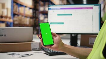 magazijn personeel in een hi-vis hesje toepassingen kopiëren ruimte Scherm met technologie van Verzending software, verpakking systemen en voorraad beheer hulpmiddelen. automatisering in e-commerce logistiek. camera a. video