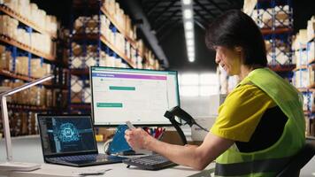 Aziatisch magazijn arbeider toepassingen ai virtueel assistent naar helpen beheren voorraad, scannen barcodes naar bijwerken Verzending etiketten en leveren accuraat bestellen verwerken. online boodschappen doen werkzaamheid. camera a. video