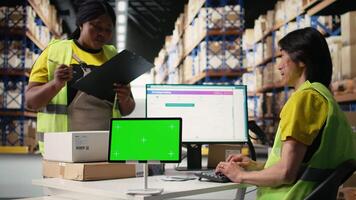 asiatisk anställd användningar en isolerat attrapp skärm på dator, företag programvara Begagnade för tillförsel kedja systemet och paket spårning service. realtid beställa uppfyllelse visas. kamera a. video