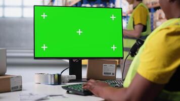 afrikansk amerikan anställd användningar isolerat attrapp skärm på dator, företag programvara Begagnade för tillförsel kedja systemet och paket spårning service. realtid beställa uppfyllelse visas. kamera b. video