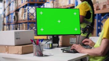 asiatisk anställd användningar en isolerat attrapp skärm på dator övervaka, företag programvara Begagnade för tillförsel kedja systemet och paket spårning service. realtid beställa uppfyllelse. kamera b. video